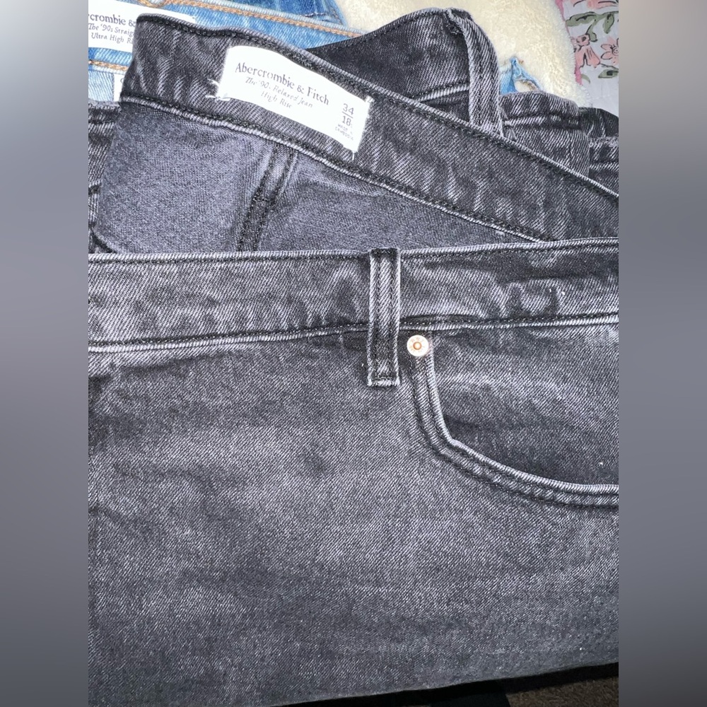 Abercrombie and Fitch 90s Relaxed Curve Love Jean
Dark Grey